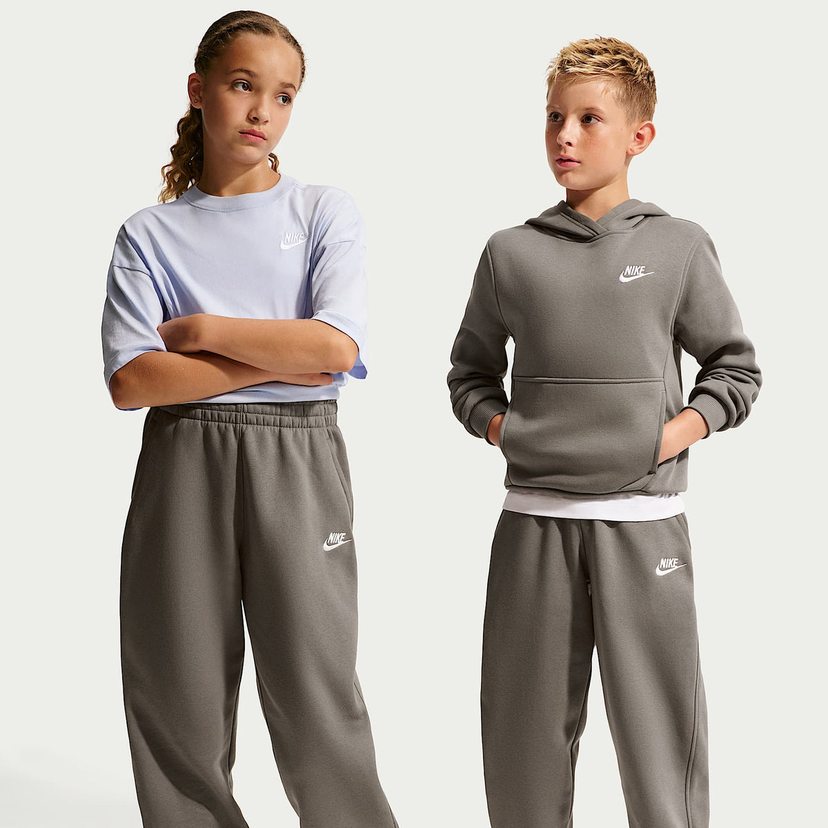 Pants holgados para niños talla grande Nike Sportswear Club Fleece – Cueva/Blanco – vista 1