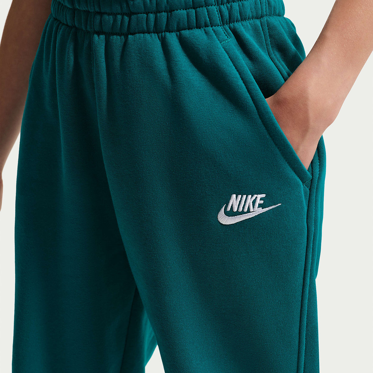 Pants holgados para niños talla grande Nike Sportswear Club Fleece – Abeto brillante/Blanco – vista 3