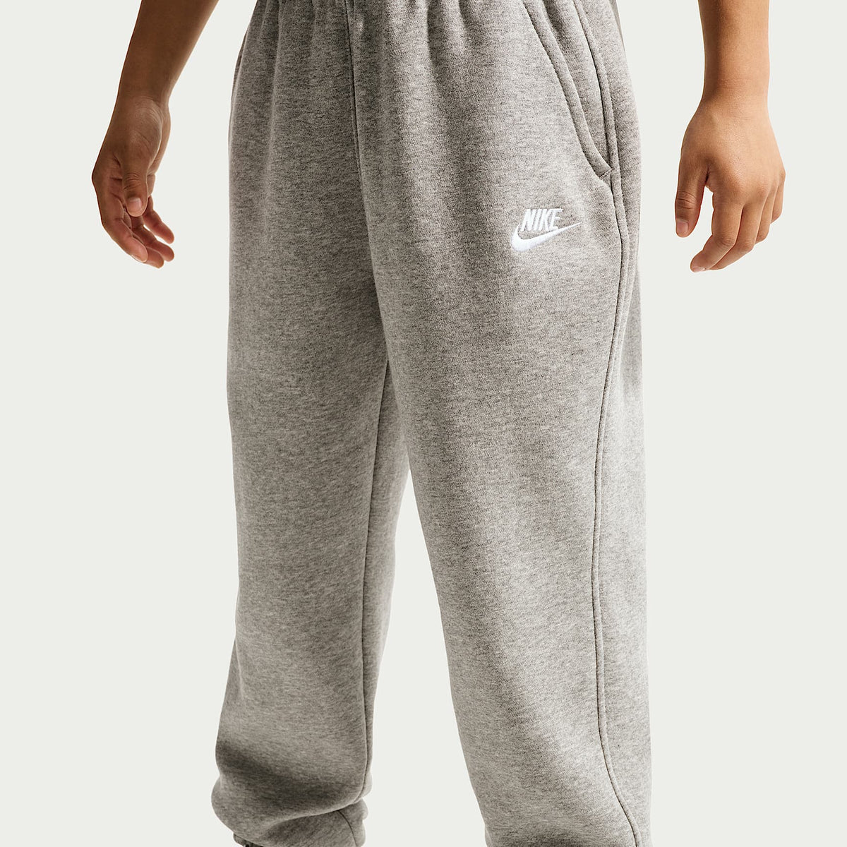 Pants holgados para niños talla grande Nike Sportswear Club Fleece – Gris oscuro jaspeado/Gris básico/Blanco – vista 2