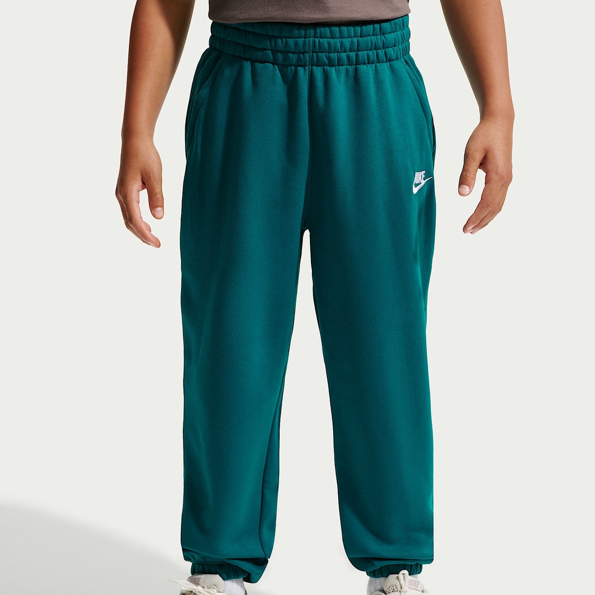 Pants holgados para niños talla grande Nike Sportswear Club Fleece – Abeto brillante/Blanco – vista 2