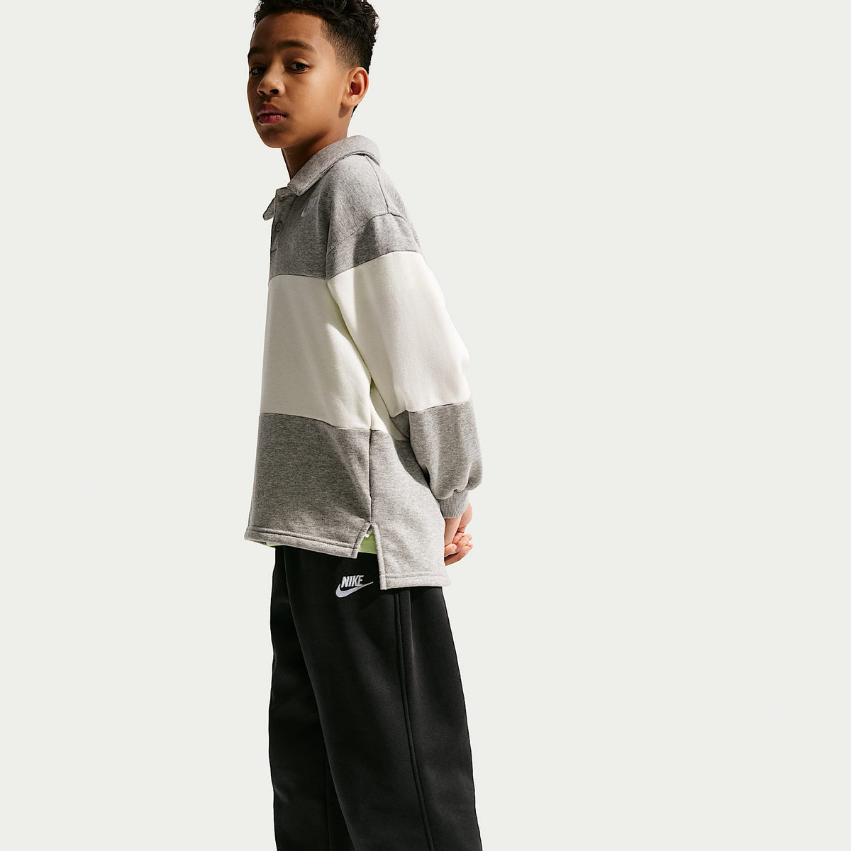 Pants holgados para niños talla grande Nike Sportswear Club Fleece – Negro/Blanco – vista 4