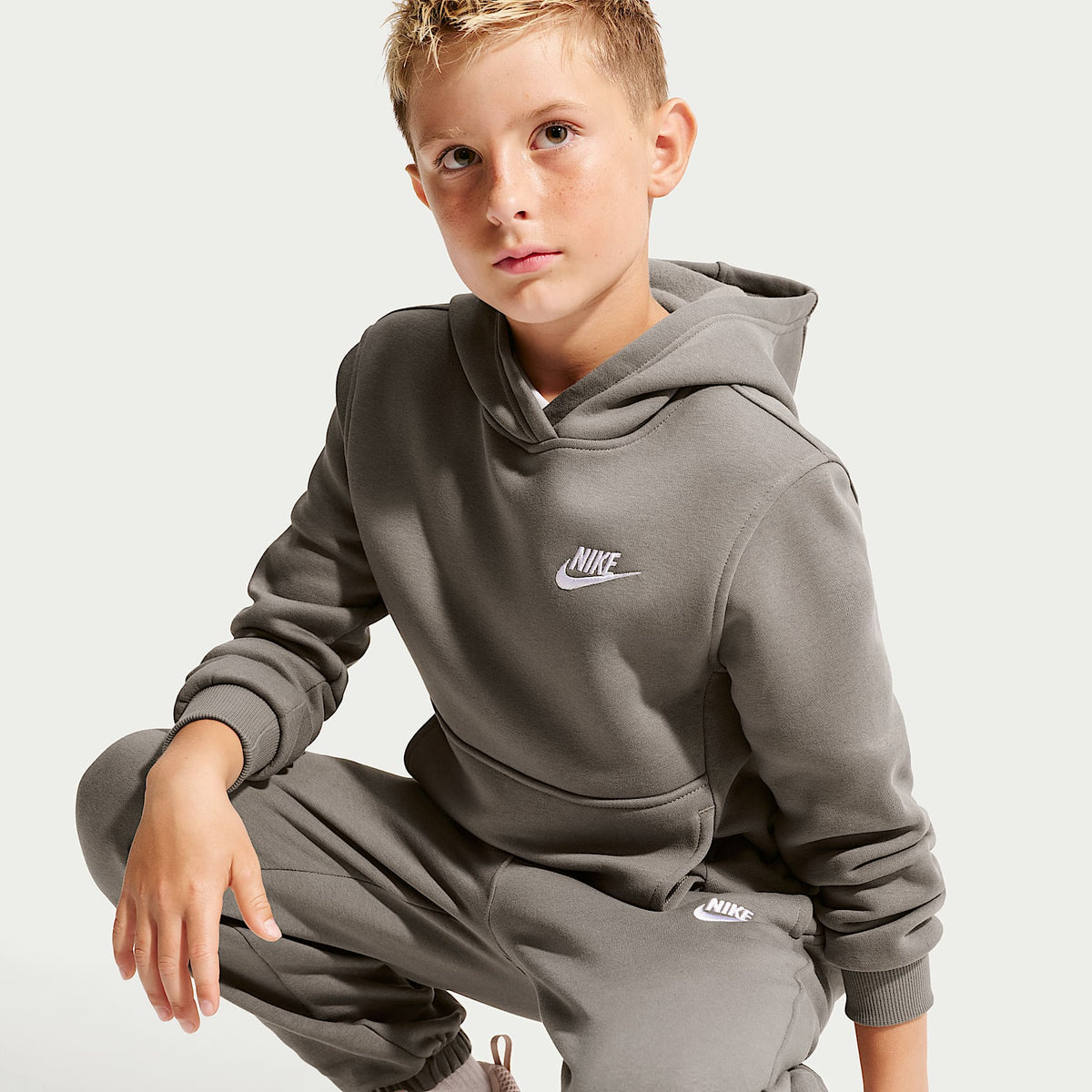 Pants holgados para niños talla grande Nike Sportswear Club Fleece – Cueva/Blanco – vista 4