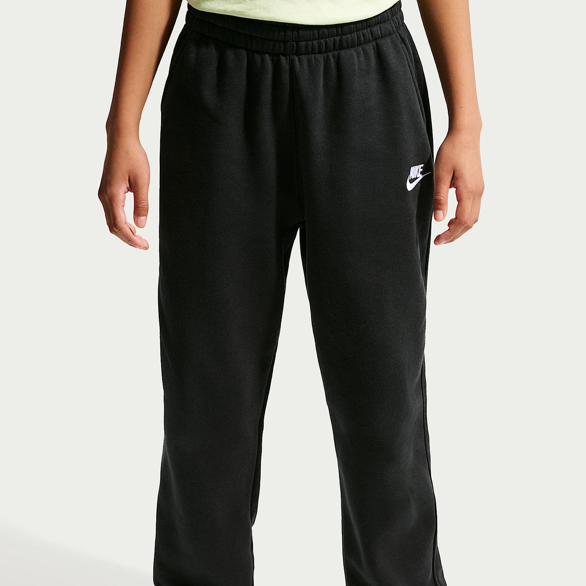 Pants holgados para niños talla grande Nike Sportswear Club Fleece – Negro/Blanco – vista 2