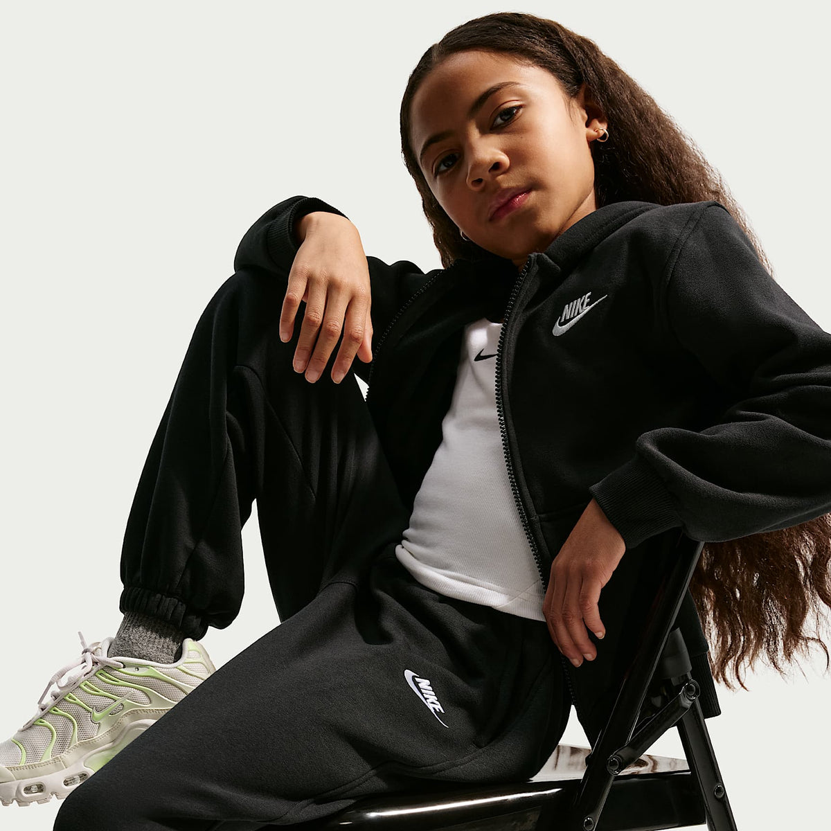Pants holgados para niños talla grande Nike Sportswear Club Fleece – Negro/Blanco – vista 5