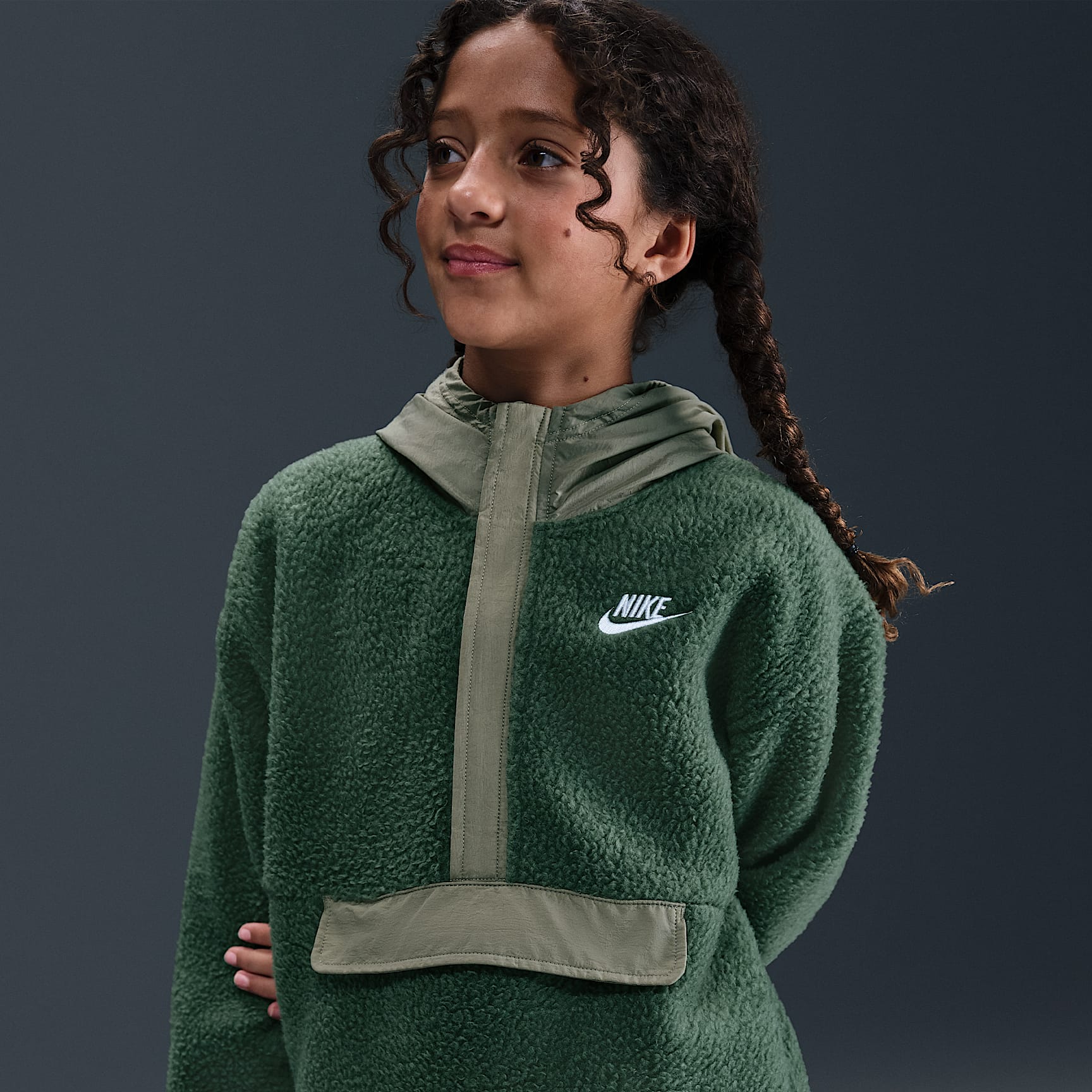 Sudadera con gorro de cierre 1/4 para niños talla grande Nike Sportswear Club Fleece – Abeto/Militar claro/Blanco – vista 2