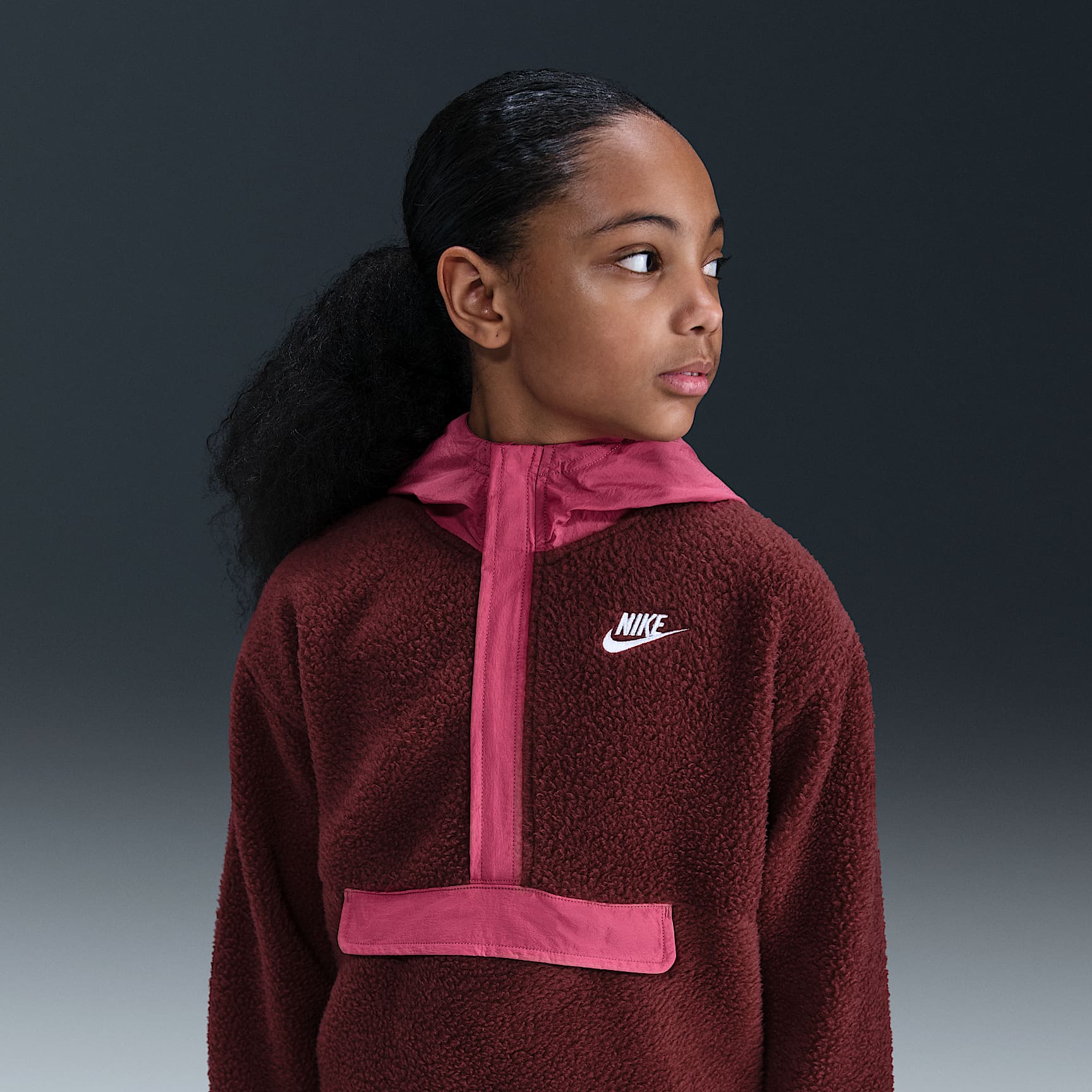 Sudadera con gorro de cierre 1/4 para niños talla grande Nike Sportswear Club Fleece – Rojo team oscuro/Remolacha dulce/Blanco – vista 2