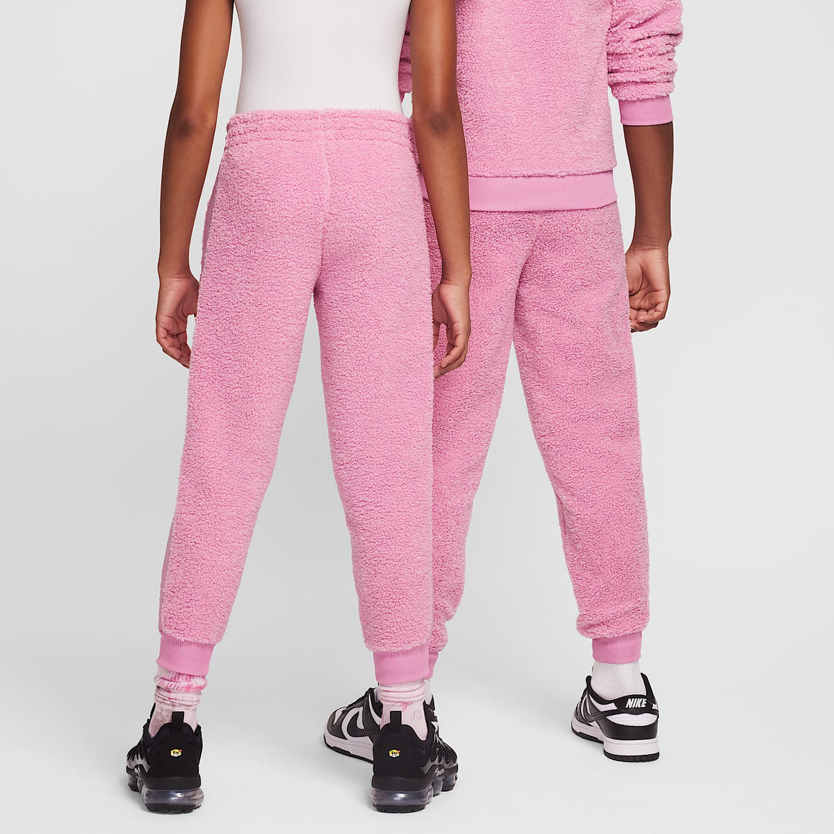 Pants acondicionados para el invierno para niños talla grande Nike Sportswear Club Fleece – Flamenco mágico/Flamenco mágico/Blanco – vista 2