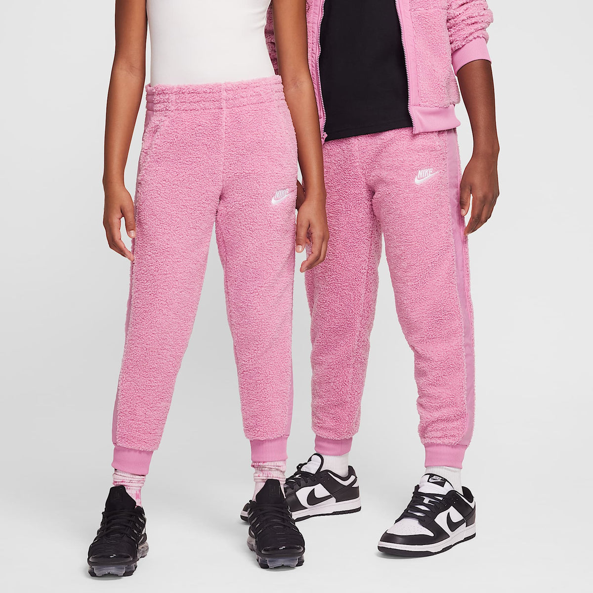 Pants acondicionados para el invierno para niños talla grande Nike Sportswear Club Fleece – Flamenco mágico/Flamenco mágico/Blanco – vista 1
