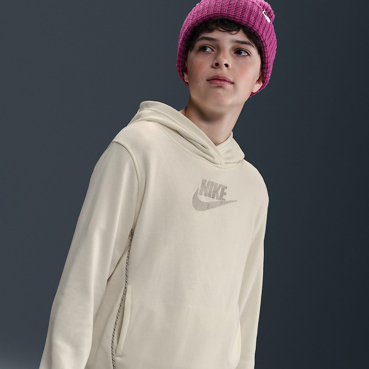Sudadera con gorro de French Terry para niños talla grande Nike Sportswear Club – Perla suave/Marrón verdoso claro – vista 3