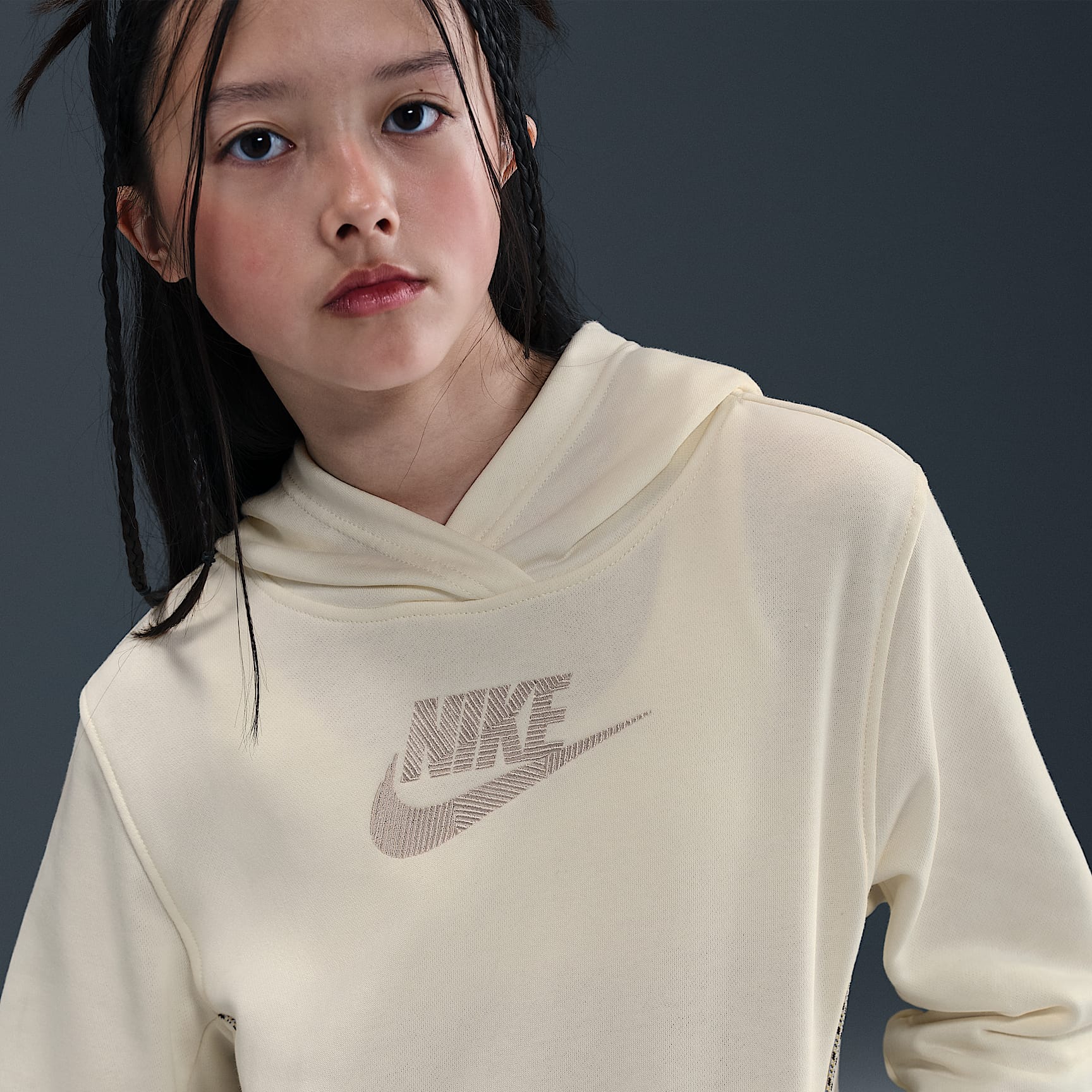 Sudadera con gorro de French Terry para niños talla grande Nike Sportswear Club – Perla suave/Marrón verdoso claro – vista 2