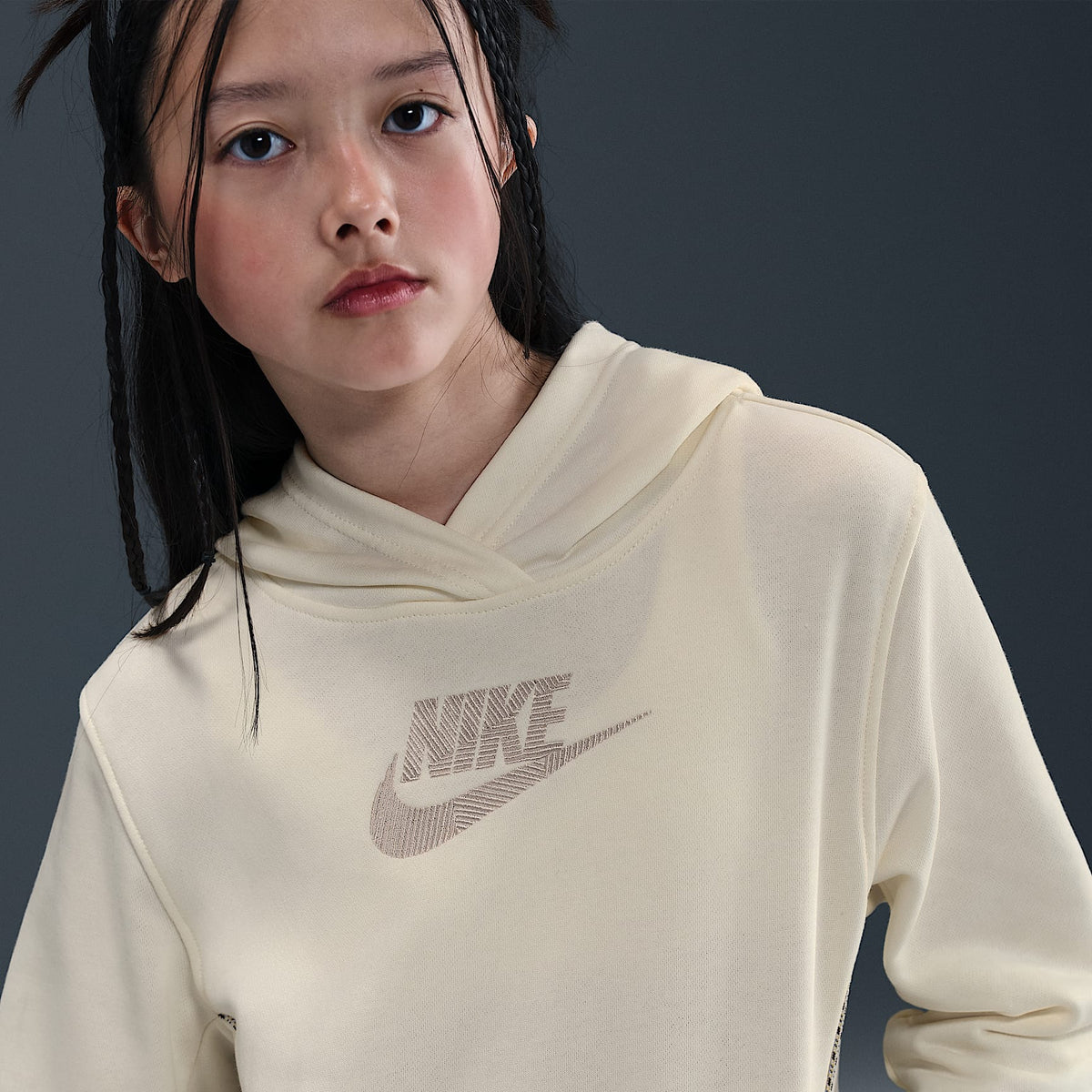 Sudadera con gorro de French Terry para niños talla grande Nike Sportswear Club – Perla suave/Marrón verdoso claro – vista 2