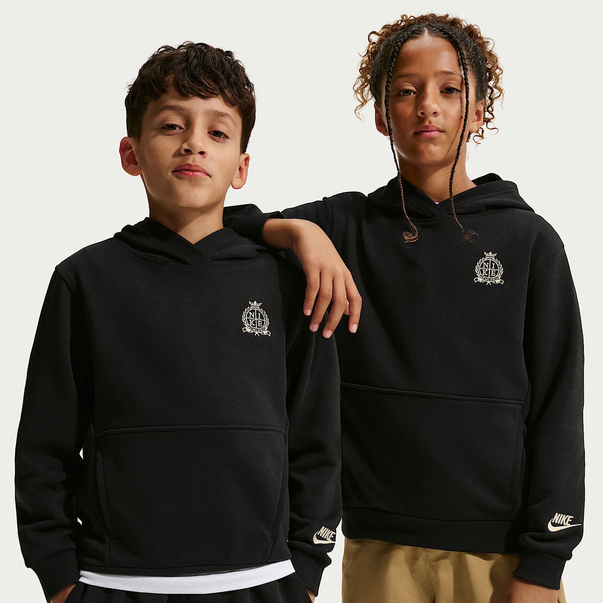 Sudadera con gorro de French Terry para niños talla grande Nike Sportswear Club – Negro/Negro/Duna/Duna – vista 1