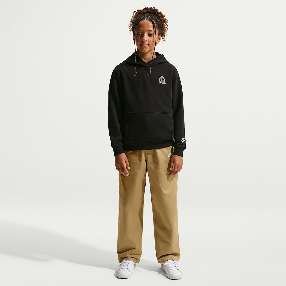 Sudadera con gorro de French Terry para niños talla grande Nike Sportswear Club – Negro/Negro/Duna/Duna – vista 6