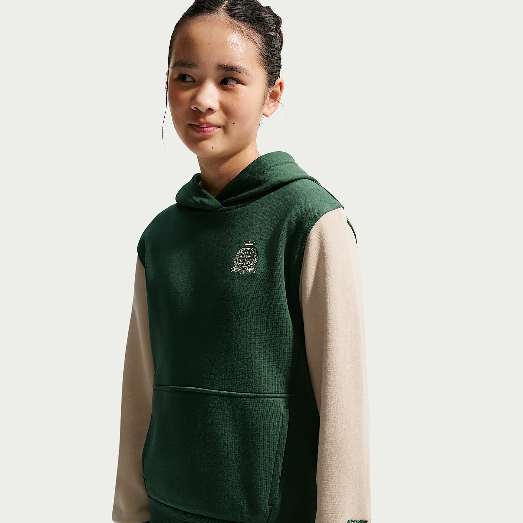 Sudadera con gorro de French Terry para niños talla grande Nike Sportswear Club – Abeto/Duna/Duna/Negro – vista 2