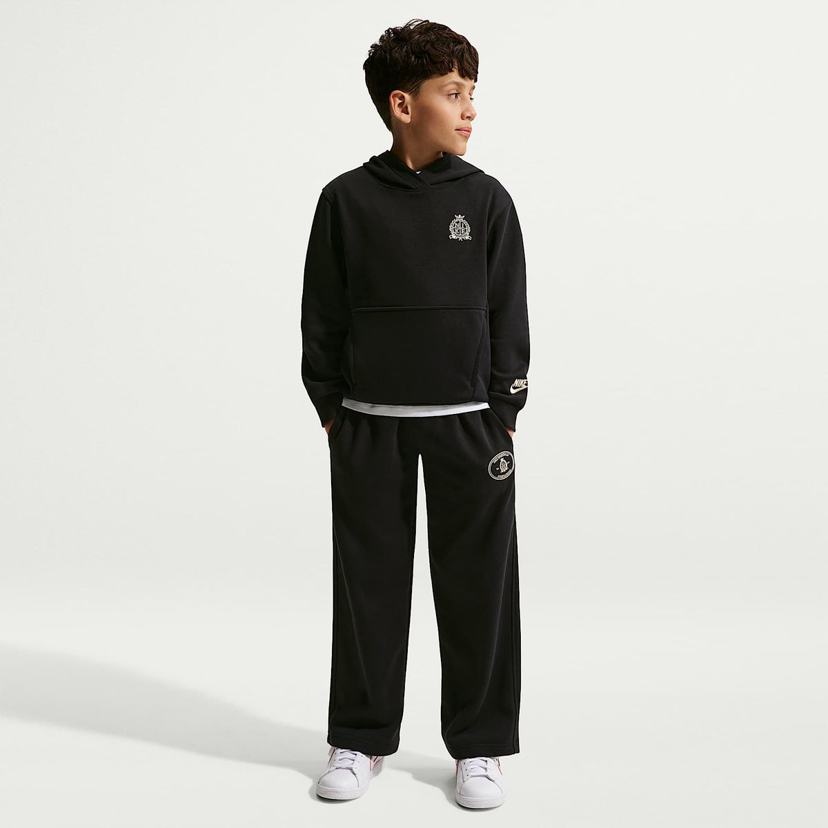 Sudadera con gorro de French Terry para niños talla grande Nike Sportswear Club – Negro/Negro/Duna/Duna – vista 7