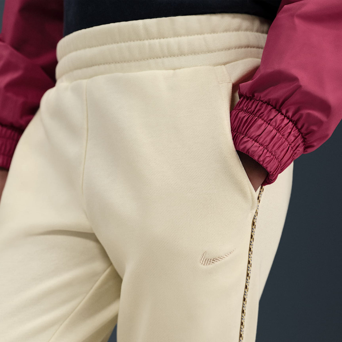 Joggers de French Terry para niños talla grande Nike Sportswear Club – Perla suave/Marrón verdoso claro – vista 3