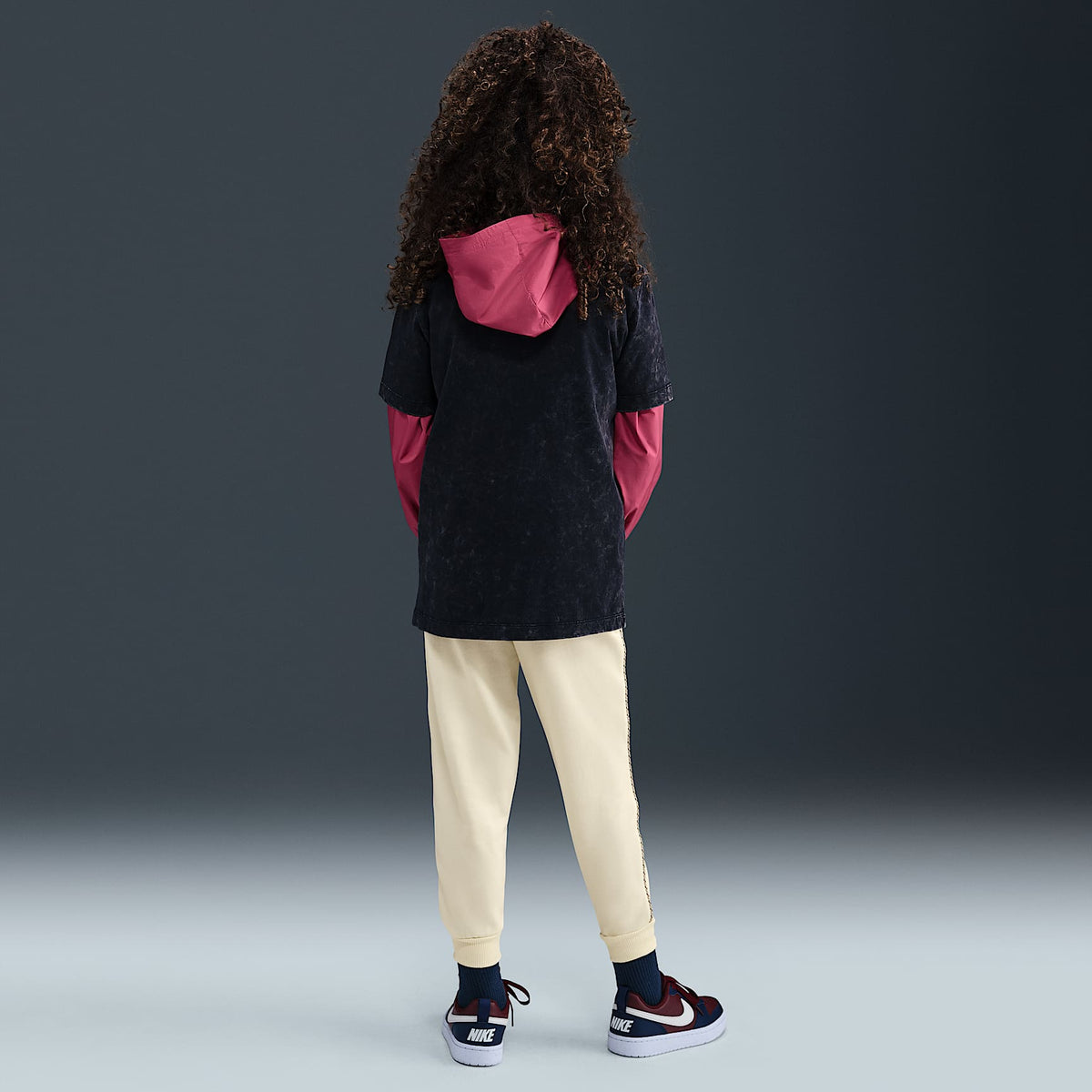 Joggers de French Terry para niños talla grande Nike Sportswear Club – Perla suave/Marrón verdoso claro – vista 7