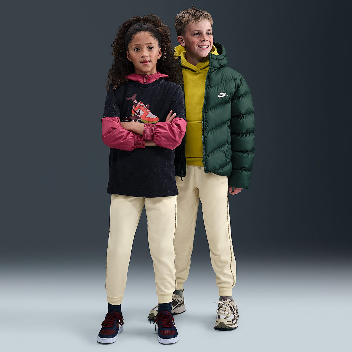 Joggers de French Terry para niños talla grande Nike Sportswear Club – Perla suave/Marrón verdoso claro – vista 1