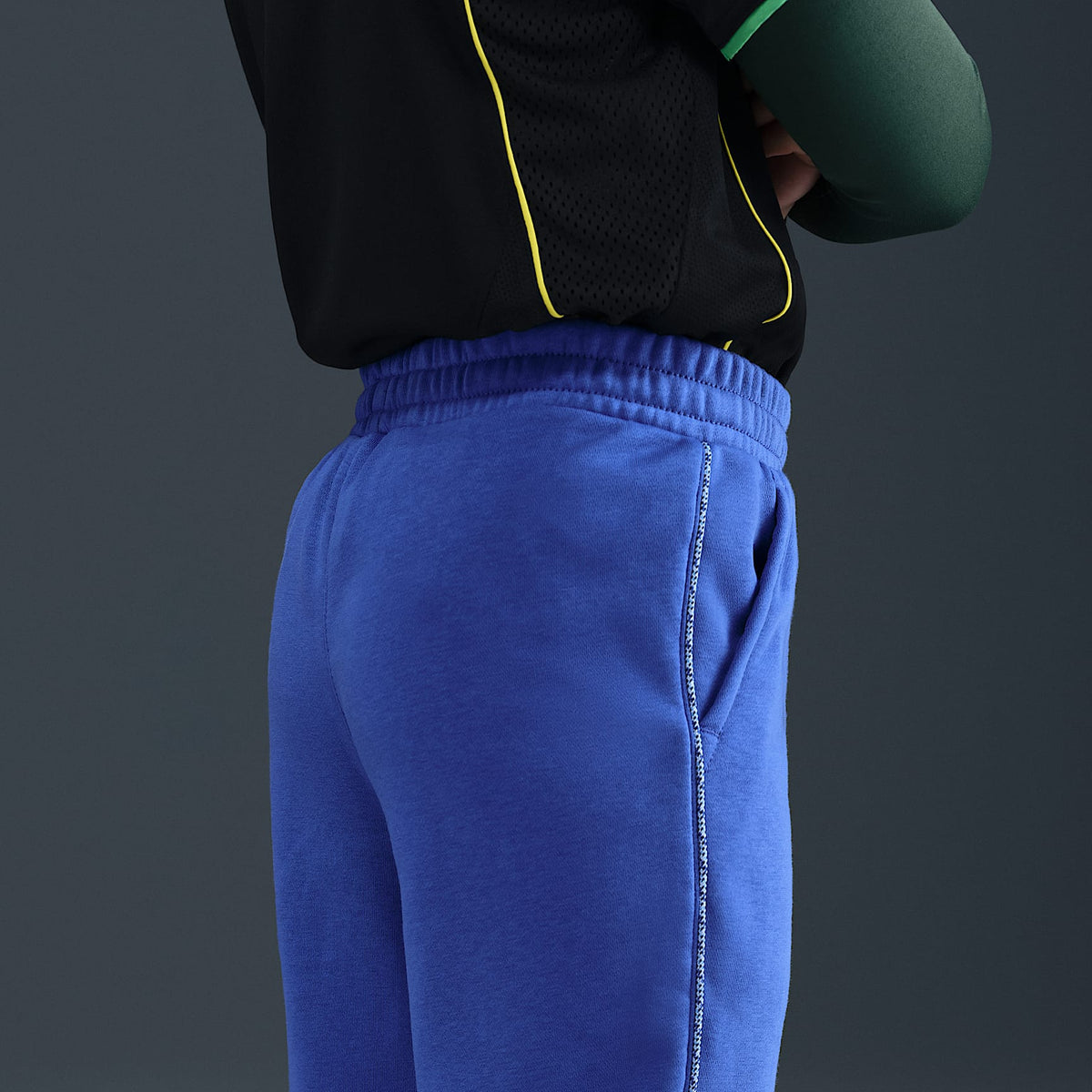 Joggers de French Terry para niños talla grande Nike Sportswear Club – Azul cometa/Aluminio – vista 4