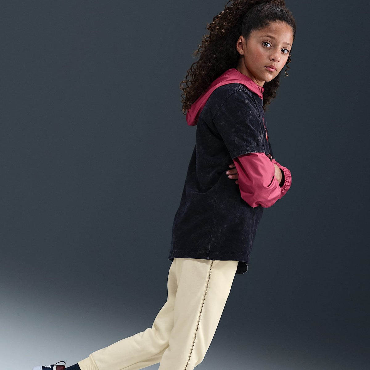 Joggers de French Terry para niños talla grande Nike Sportswear Club – Perla suave/Marrón verdoso claro – vista 5