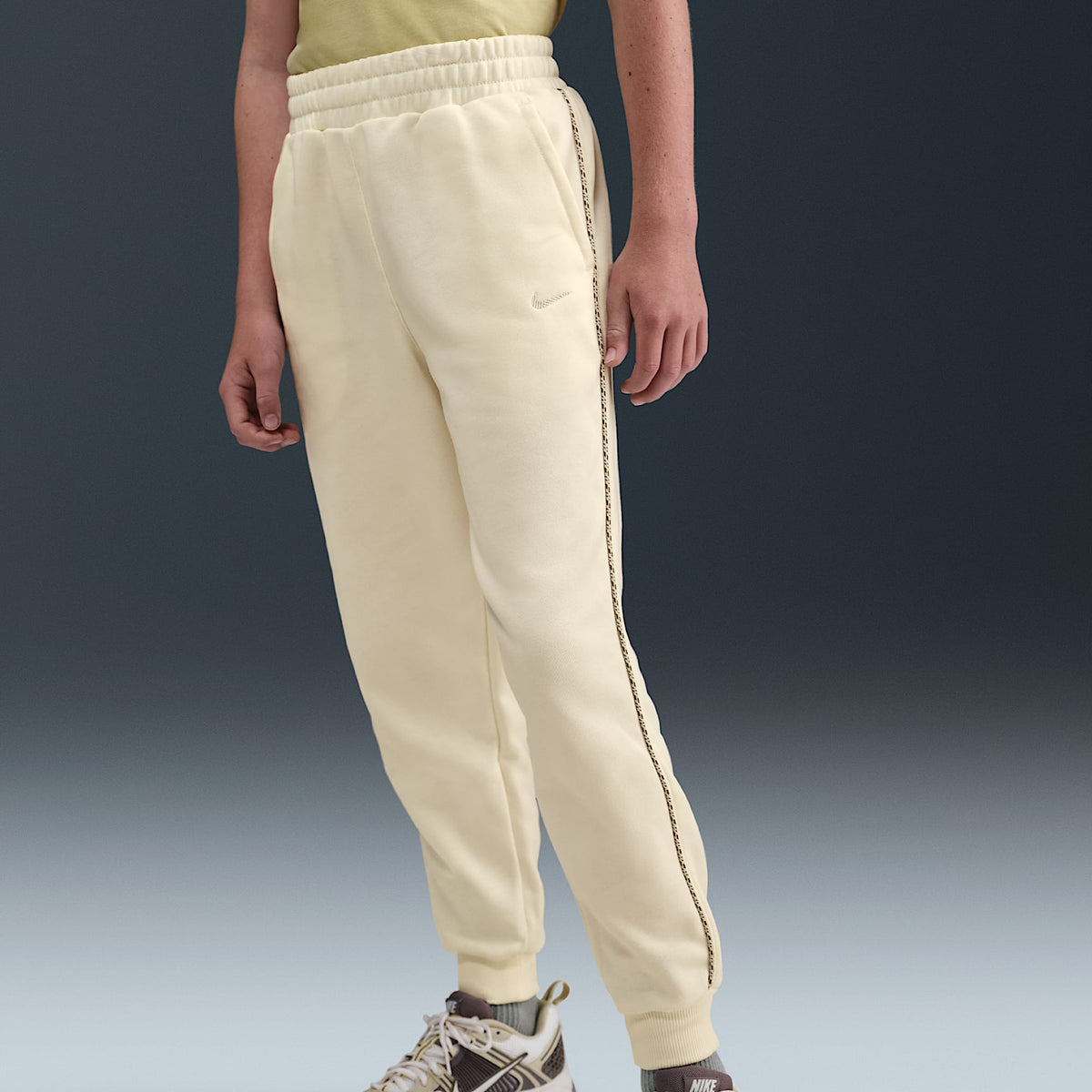 Joggers de French Terry para niños talla grande Nike Sportswear Club – Perla suave/Marrón verdoso claro – vista 2