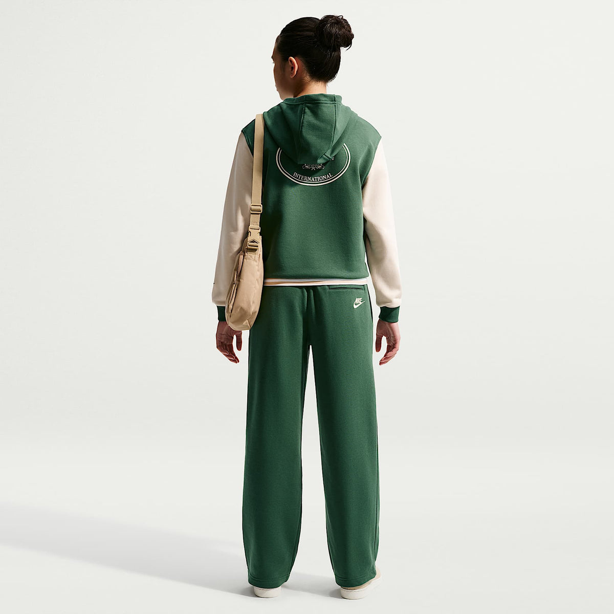 Pants de French Terry con dobladillo abierto para niños talla grande Nike Sportswear Club – Abeto/Duna – vista 7