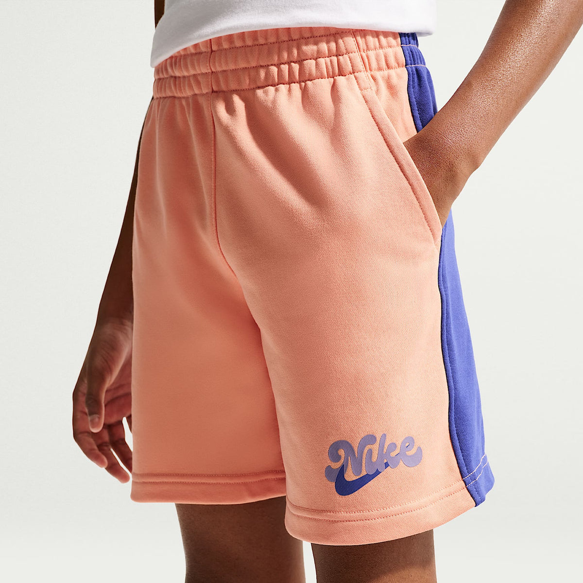 Shorts de French Terry para niños talla grande Nike Sportswear Club – Ágata melocotón/Noche intenso/Ágata melocotón/Amatista empolvado – vista 2