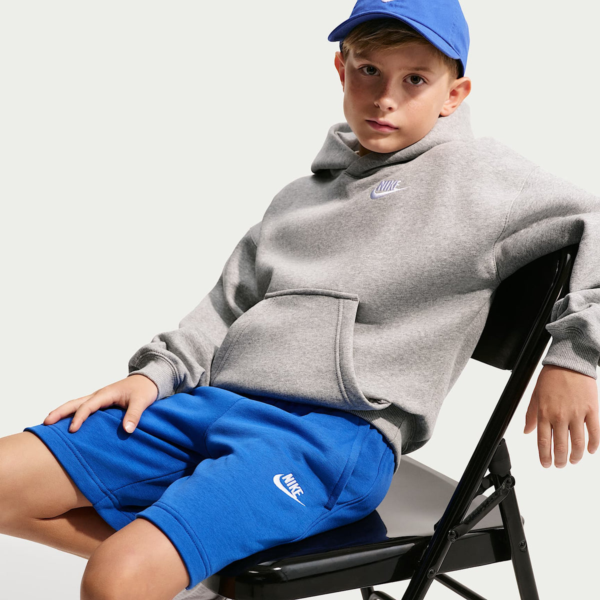 Shorts de French Terry para niños talla grande Nike Sportswear Club Fleece – Royal juego/Blanco – vista 4