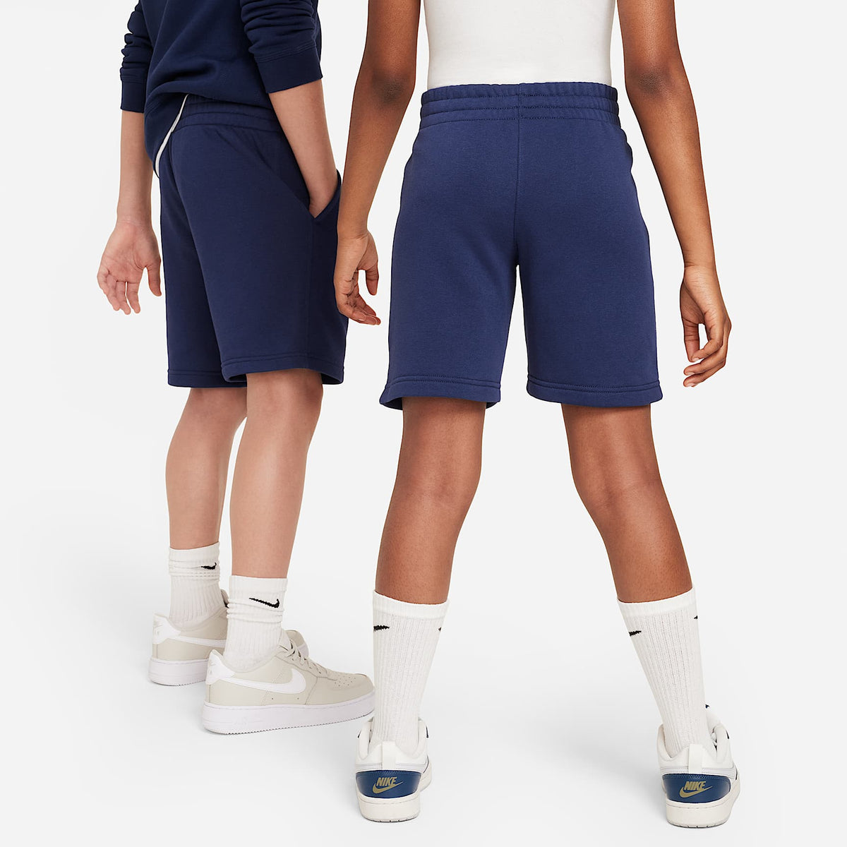 Shorts de French Terry para niños talla grande Nike Sportswear Club Fleece – Azul marino medianoche/Blanco – vista 2