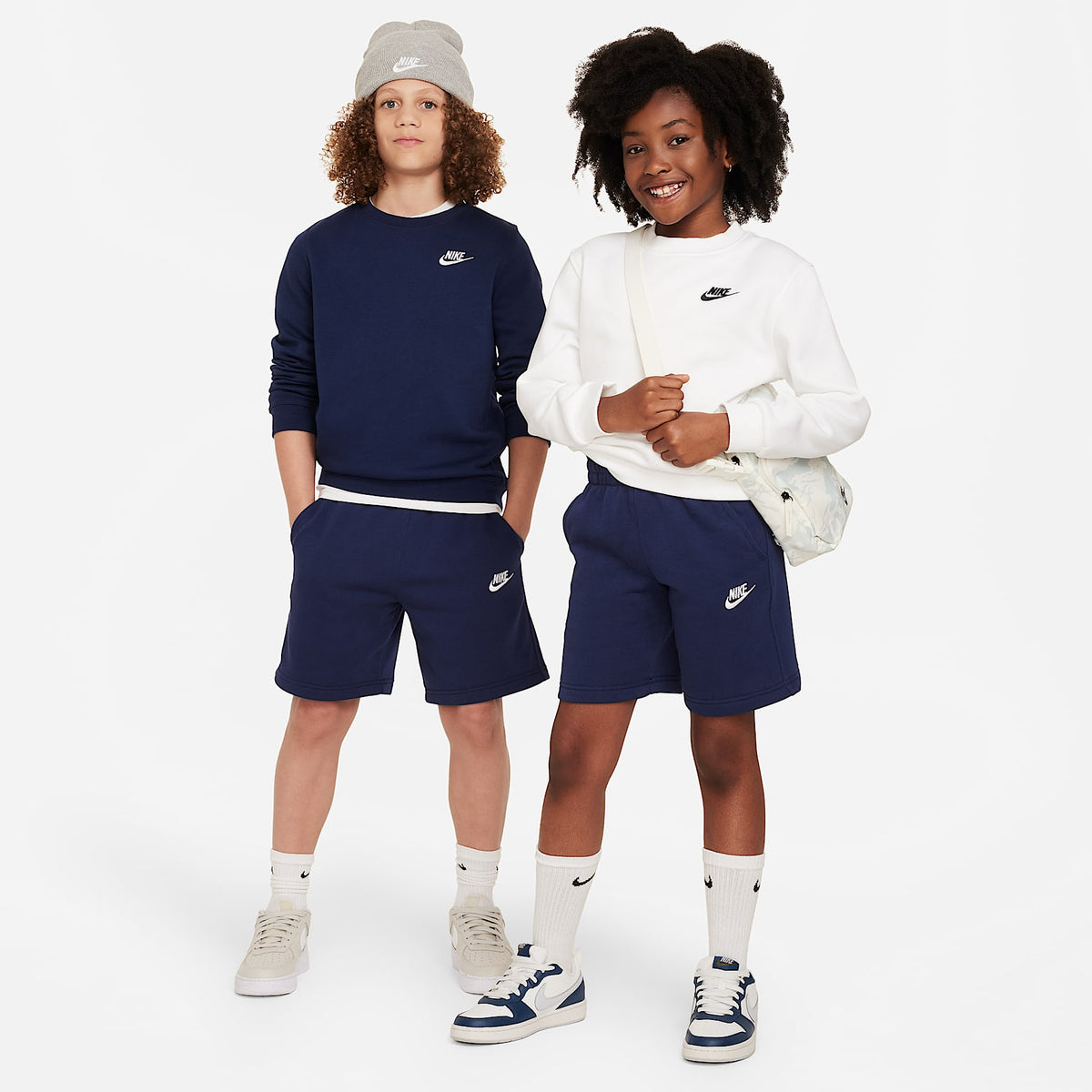 Shorts de French Terry para niños talla grande Nike Sportswear Club Fleece – Azul marino medianoche/Blanco – vista 7