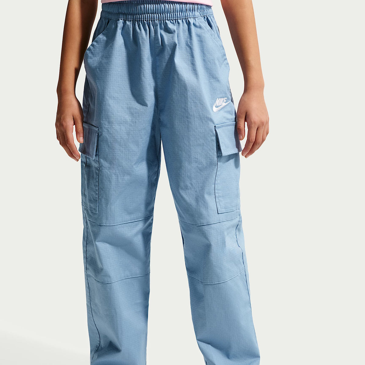 Pants cargo de tejido Woven para niños talla grande Nike Sportswear Club – Azul de trabajo/Blanco – vista 2