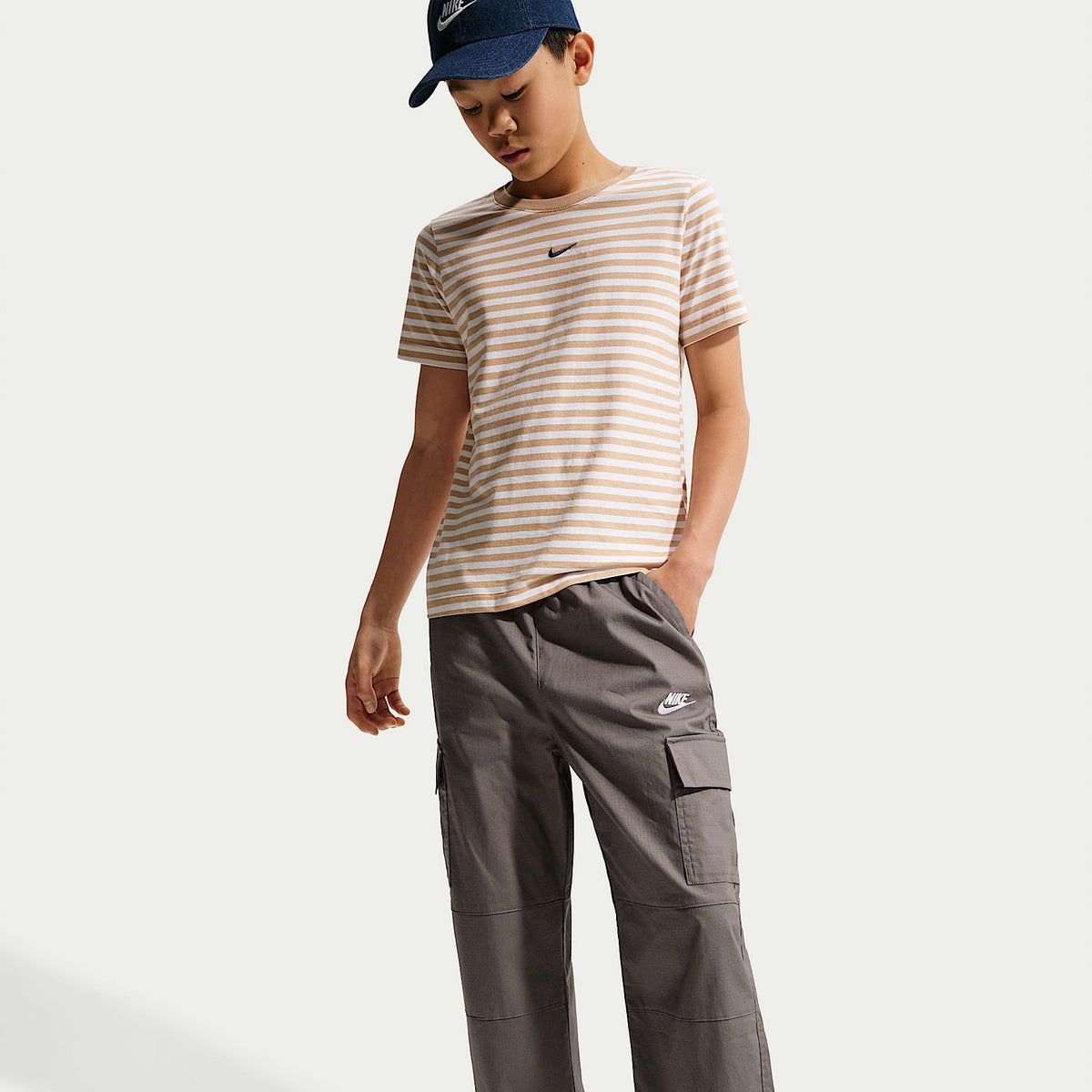 Pants cargo de tejido Woven para niños talla grande Nike Sportswear Club – Cueva/Blanco – vista 4