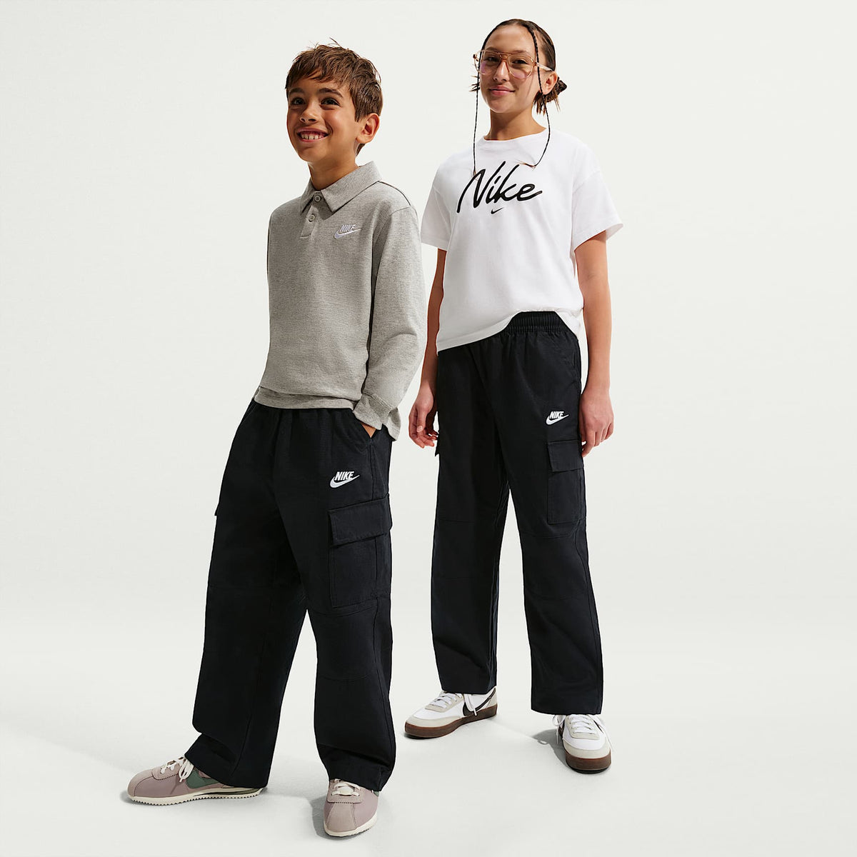 Pants cargo de tejido Woven para niños talla grande Nike Sportswear Club – Negro/Blanco – vista 1