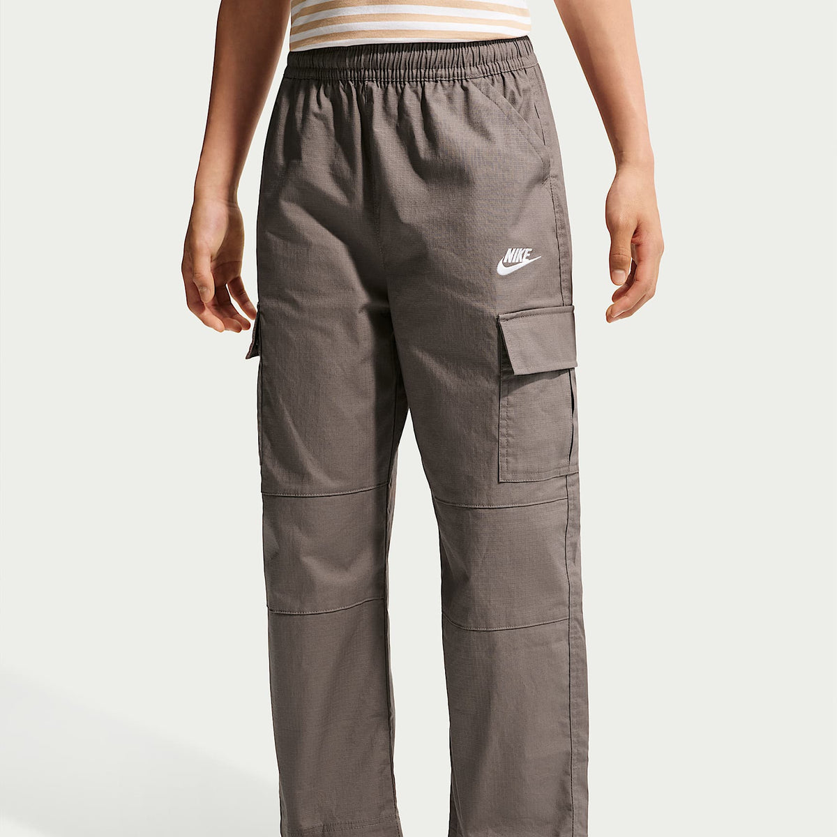 Pants cargo de tejido Woven para niños talla grande Nike Sportswear Club – Cueva/Blanco – vista 2