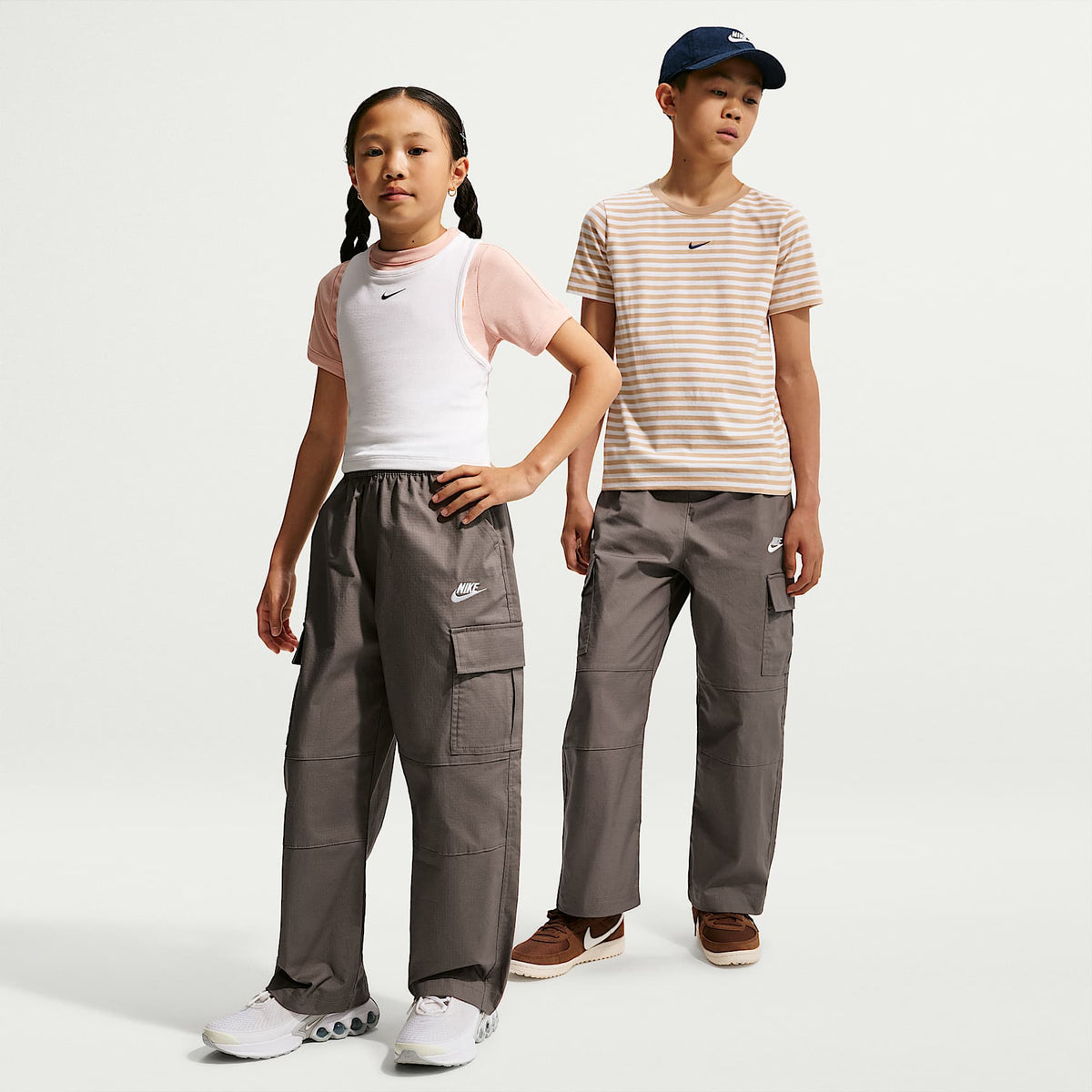 Pants cargo de tejido Woven para niños talla grande Nike Sportswear Club – Cueva/Blanco – vista 1