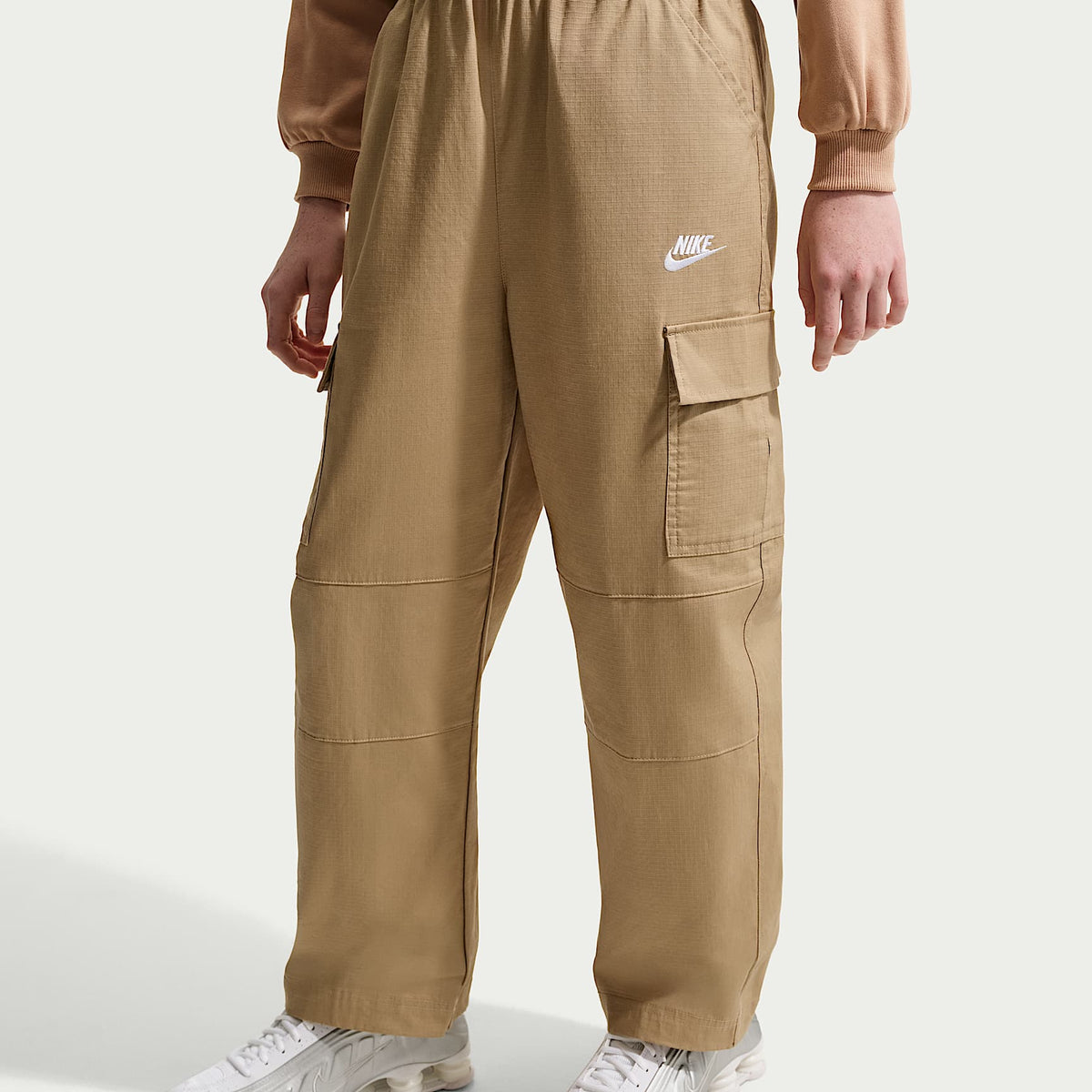 Pants cargo de tejido Woven para niños talla grande Nike Sportswear Club – Beige paracaídas/Blanco – vista 3