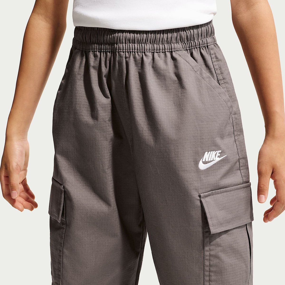 Pants cargo de tejido Woven para niños talla grande Nike Sportswear Club – Cueva/Blanco – vista 3