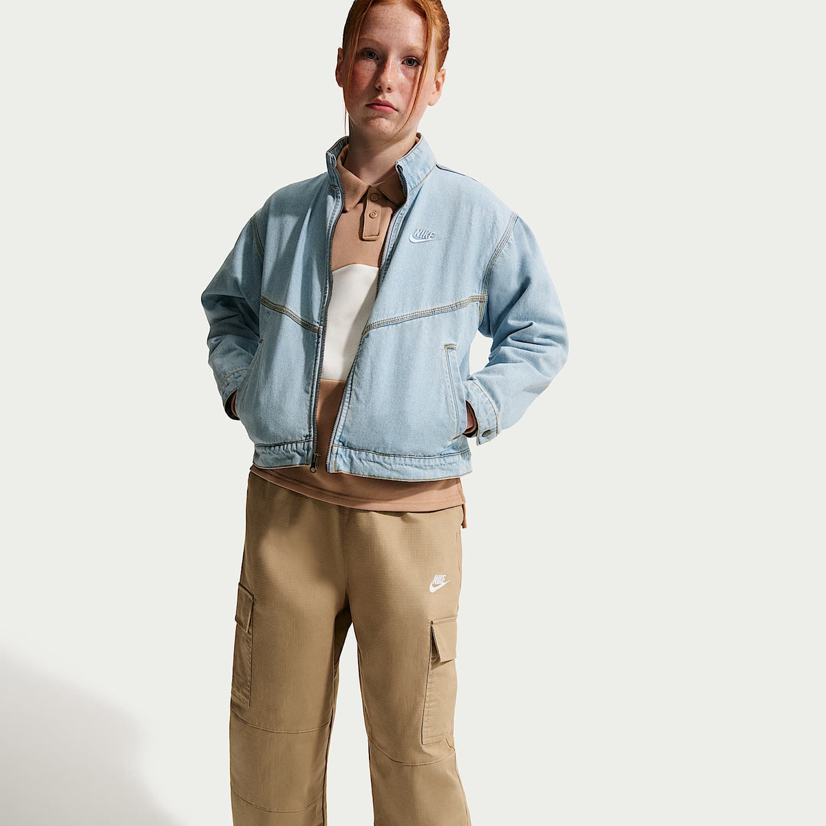 Pants cargo de tejido Woven para niños talla grande Nike Sportswear Club – Beige paracaídas/Blanco – vista 5