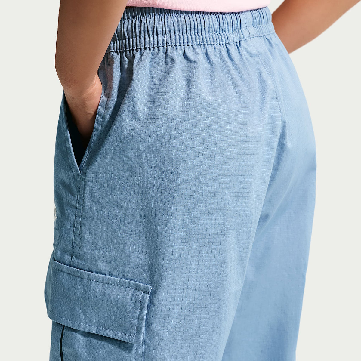 Pants cargo de tejido Woven para niños talla grande Nike Sportswear Club – Azul de trabajo/Blanco – vista 3