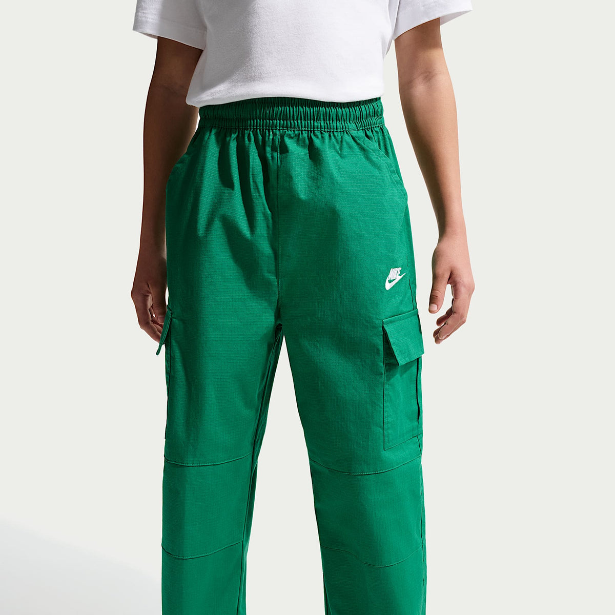 Pants cargo de tejido Woven para niños talla grande Nike Sportswear Club – Malaquita/Blanco – vista 2
