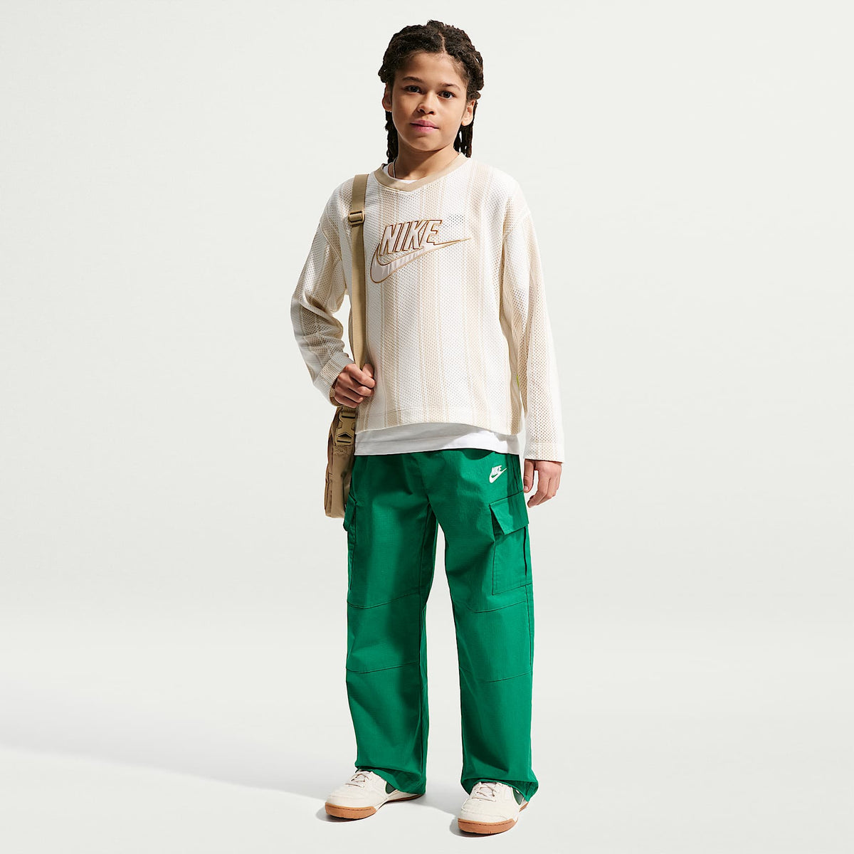Pants cargo de tejido Woven para niños talla grande Nike Sportswear Club – Malaquita/Blanco – vista 1