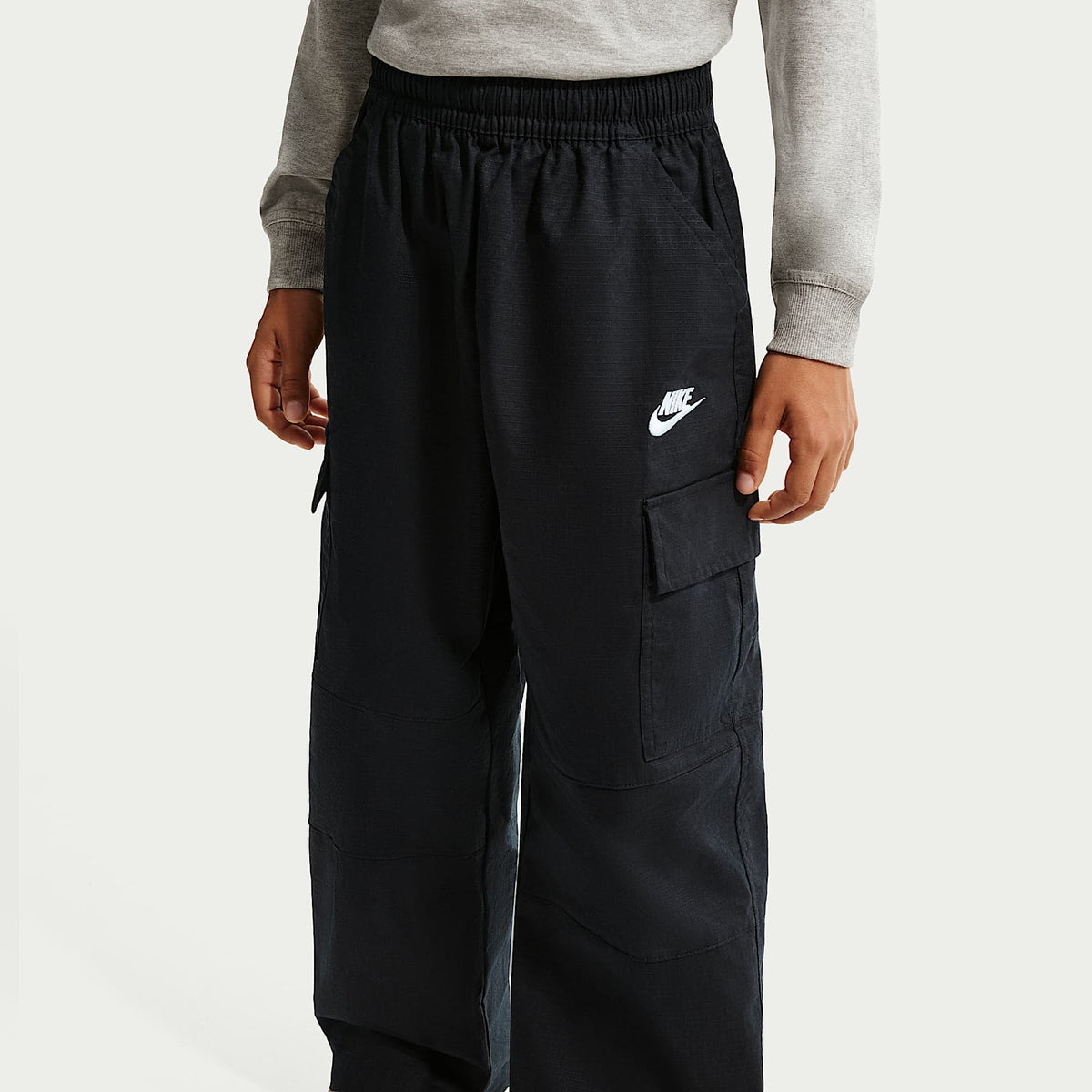 Pants cargo de tejido Woven para niños talla grande Nike Sportswear Club – Negro/Blanco – vista 2