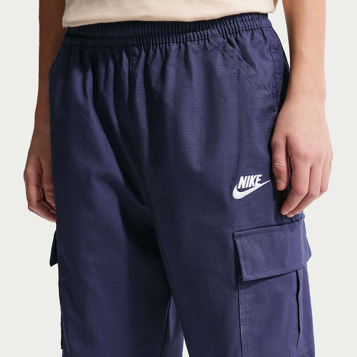Pants cargo de tejido Woven para niños talla grande Nike Sportswear Club – Azul marino medianoche/Blanco – vista 2