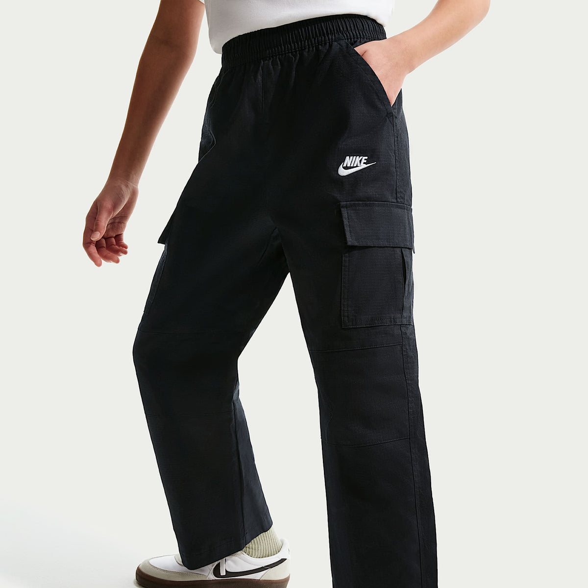 Pants cargo de tejido Woven para niños talla grande Nike Sportswear Club – Negro/Blanco – vista 3