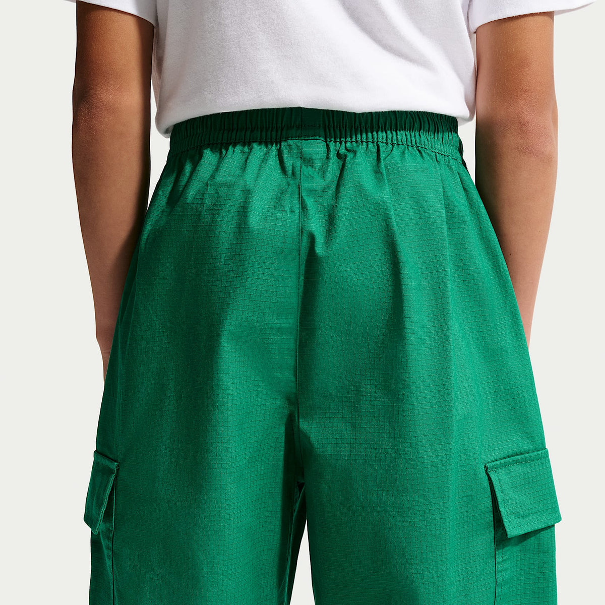 Pants cargo de tejido Woven para niños talla grande Nike Sportswear Club – Malaquita/Blanco – vista 3