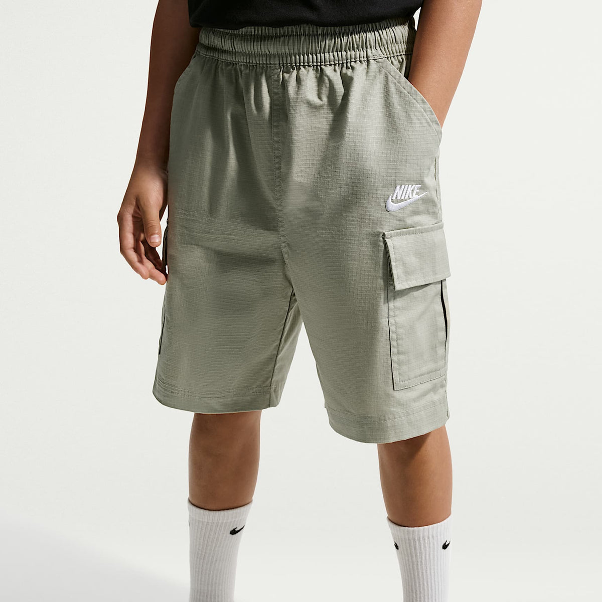 Shorts cargo de tejido Woven para niños talla grande Nike Sportswear Club – Niebla pícea/Blanco – vista 2