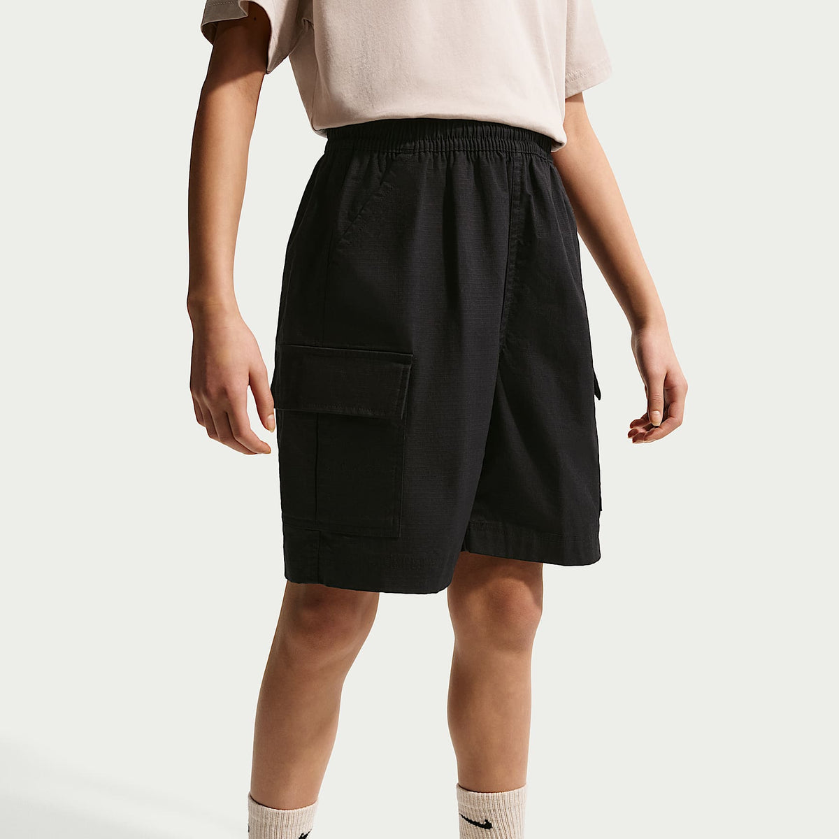 Shorts cargo de tejido Woven para niños talla grande Nike Sportswear Club – Negro/Blanco – vista 3
