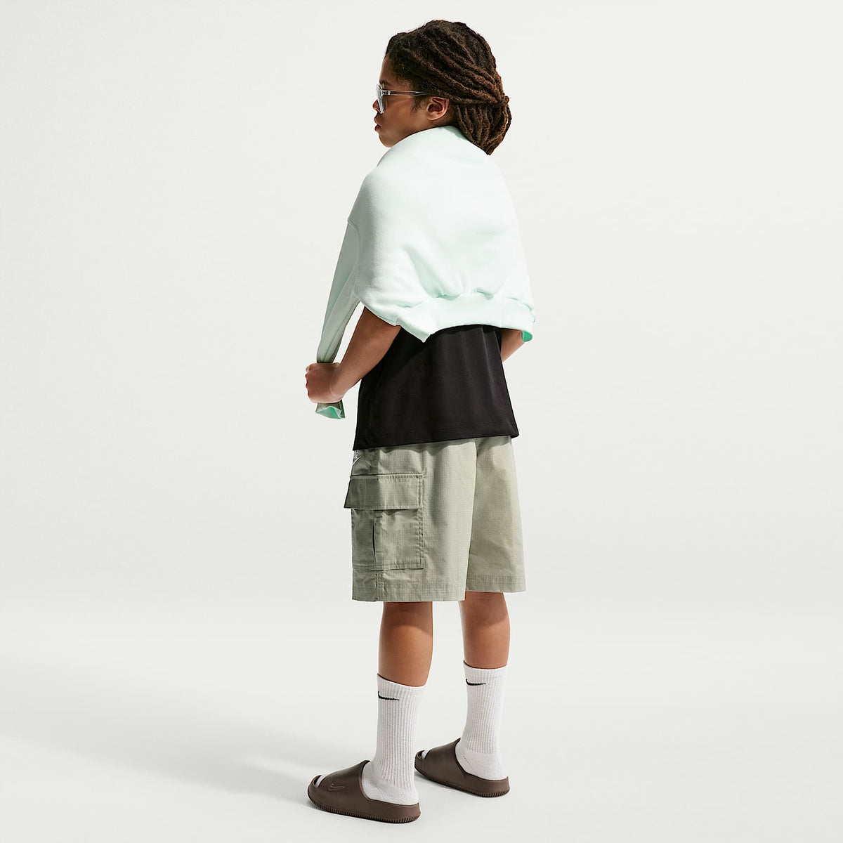 Shorts cargo de tejido Woven para niños talla grande Nike Sportswear Club – Niebla pícea/Blanco – vista 5