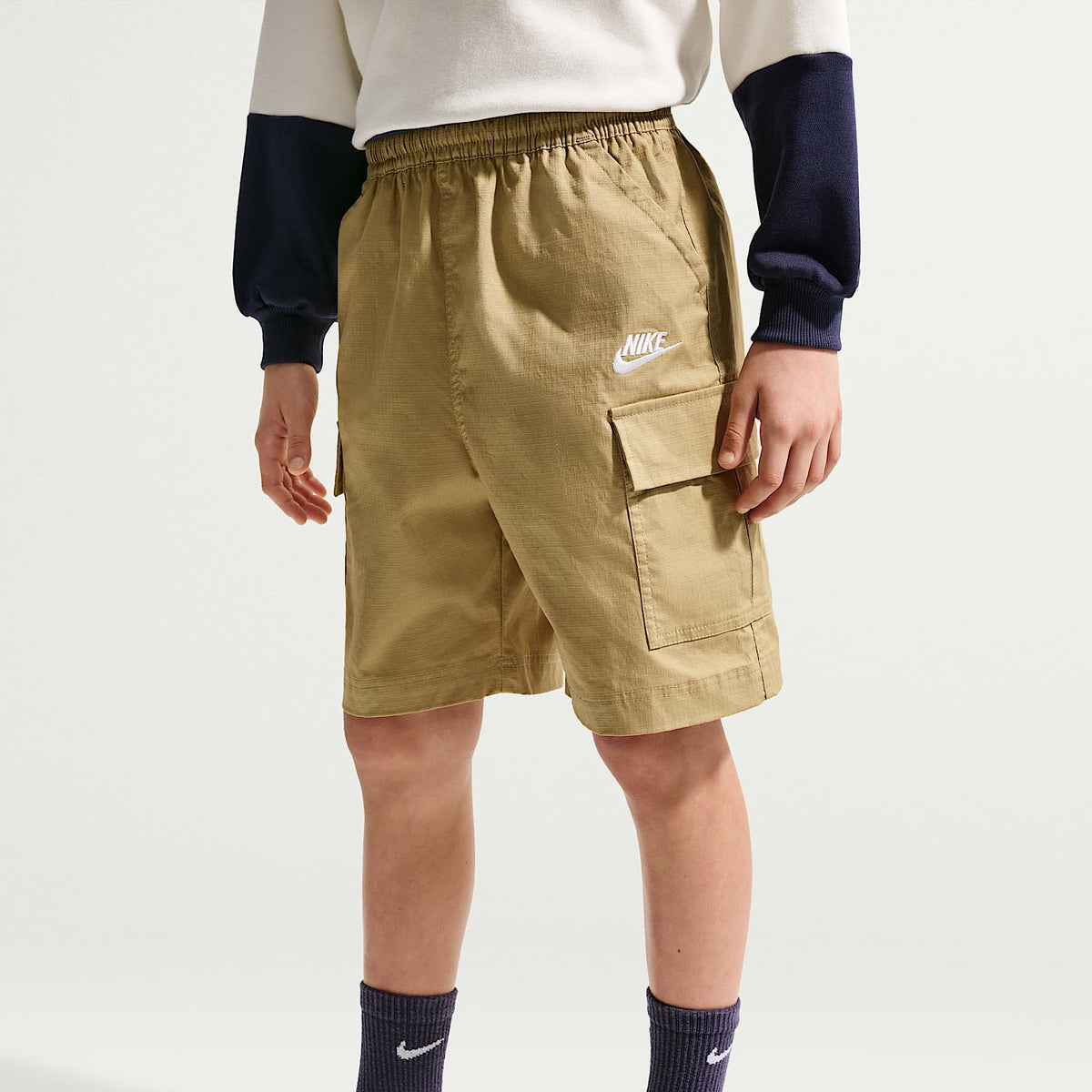 Shorts cargo de tejido Woven para niños talla grande Nike Sportswear Club – Beige paracaídas/Blanco – vista 2