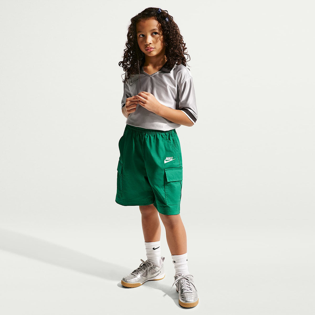 Shorts cargo de tejido Woven para niños talla grande Nike Sportswear Club – Malaquita/Blanco – vista 1